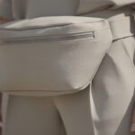 découvrez comment accessoiriser vos tenues avec un sac ceinture intégré à un vêtement, alliant élégance et praticité pour un style unique et fonctionnel au quotidien.