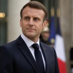 découvrez comment le costume d'emmanuel macron influence et façonne son image en tant que président, reflet de son style et de son autorité.