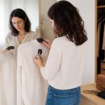 découvrez des astuces efficaces pour retirer un antivol oublié sur un vêtement avant de le porter, en toute sécurité et sans l'endommager.