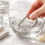 découvrez comment nettoyer efficacement vos bijoux en argent avec du vinaigre blanc grâce à notre guide pratique et facile à suivre.