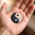 découvrez la signification profonde du tatouage yin yang, symbole d'équilibre, d'harmonie et de complémentarité entre les forces opposées.