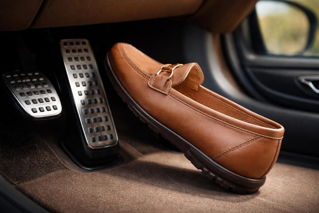 découvrez comment choisir la chaussure idéale pour conduire en toute sécurité et avec style, spécialement conçue pour les femmes.