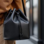 découvrez les tendances mode 2025 avec le sac à main seau revisité : un design moderne et pratique grâce à son lien coulissant, alliant style et fonctionnalité pour sublimer vos tenues.