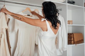 Construire un vestiaire chic et intemporel : les clés d’une garde-robe durable